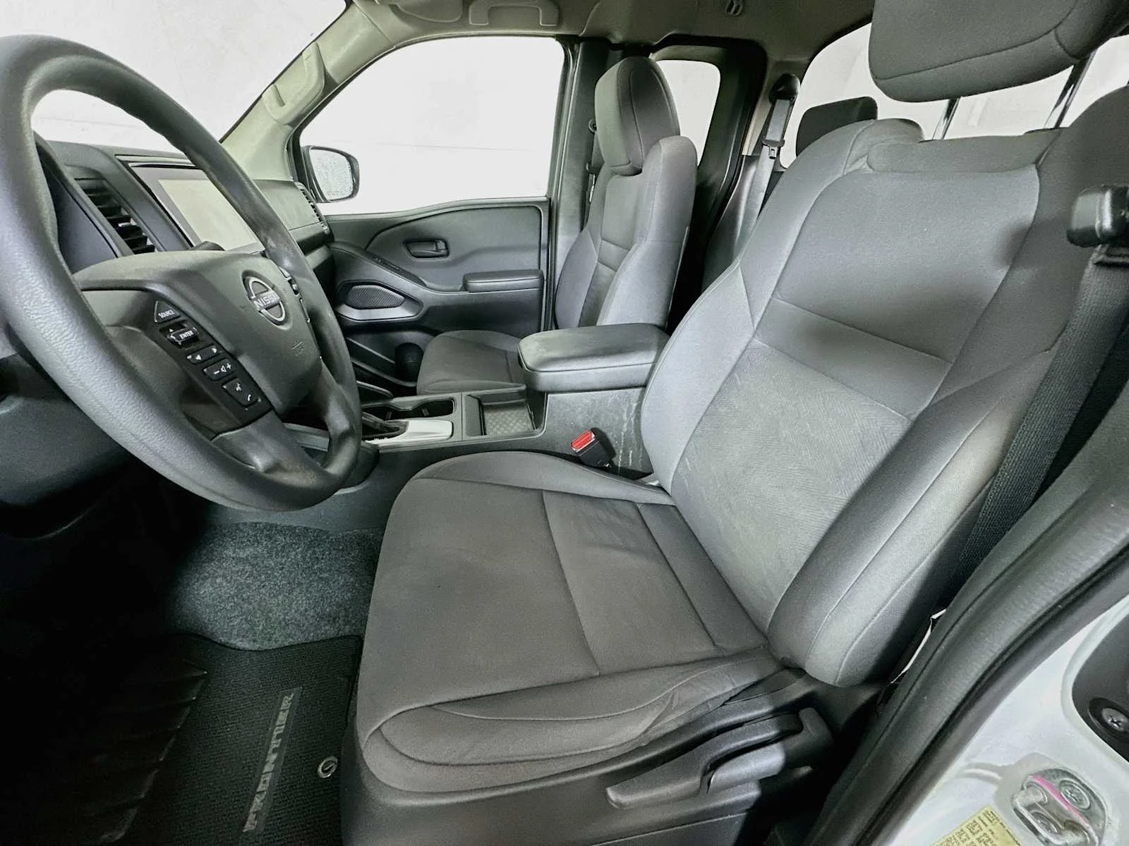 Used 2022 Glacier White Nissan S image 18