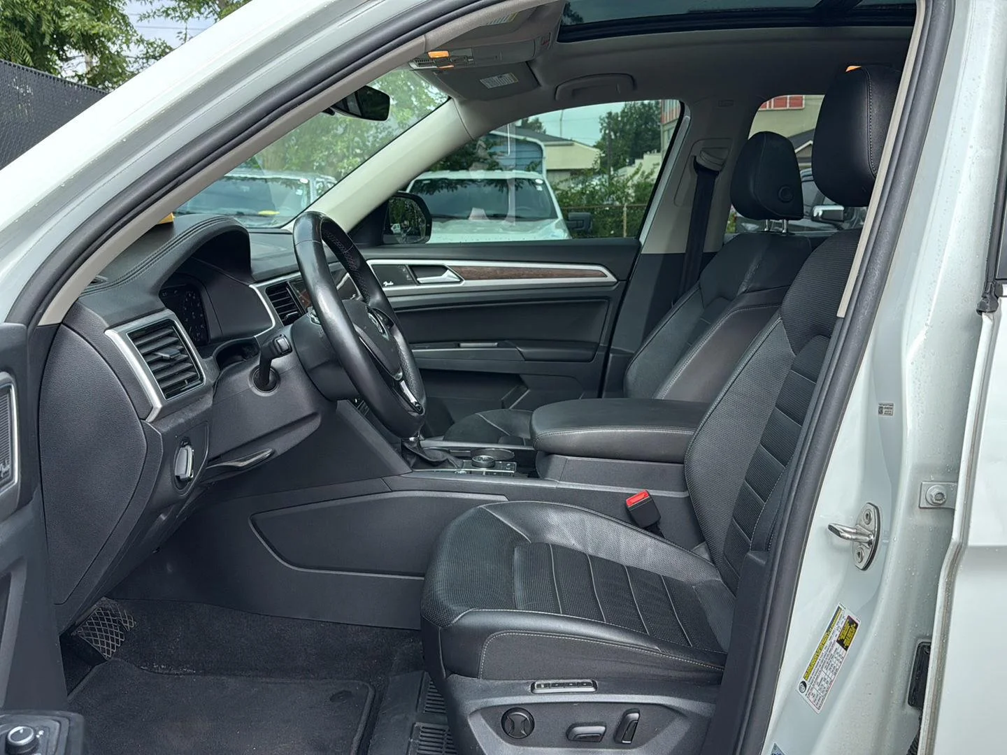 Used 2018 Pure White Volkswagen 3.6L V6 SEL Premium image 9