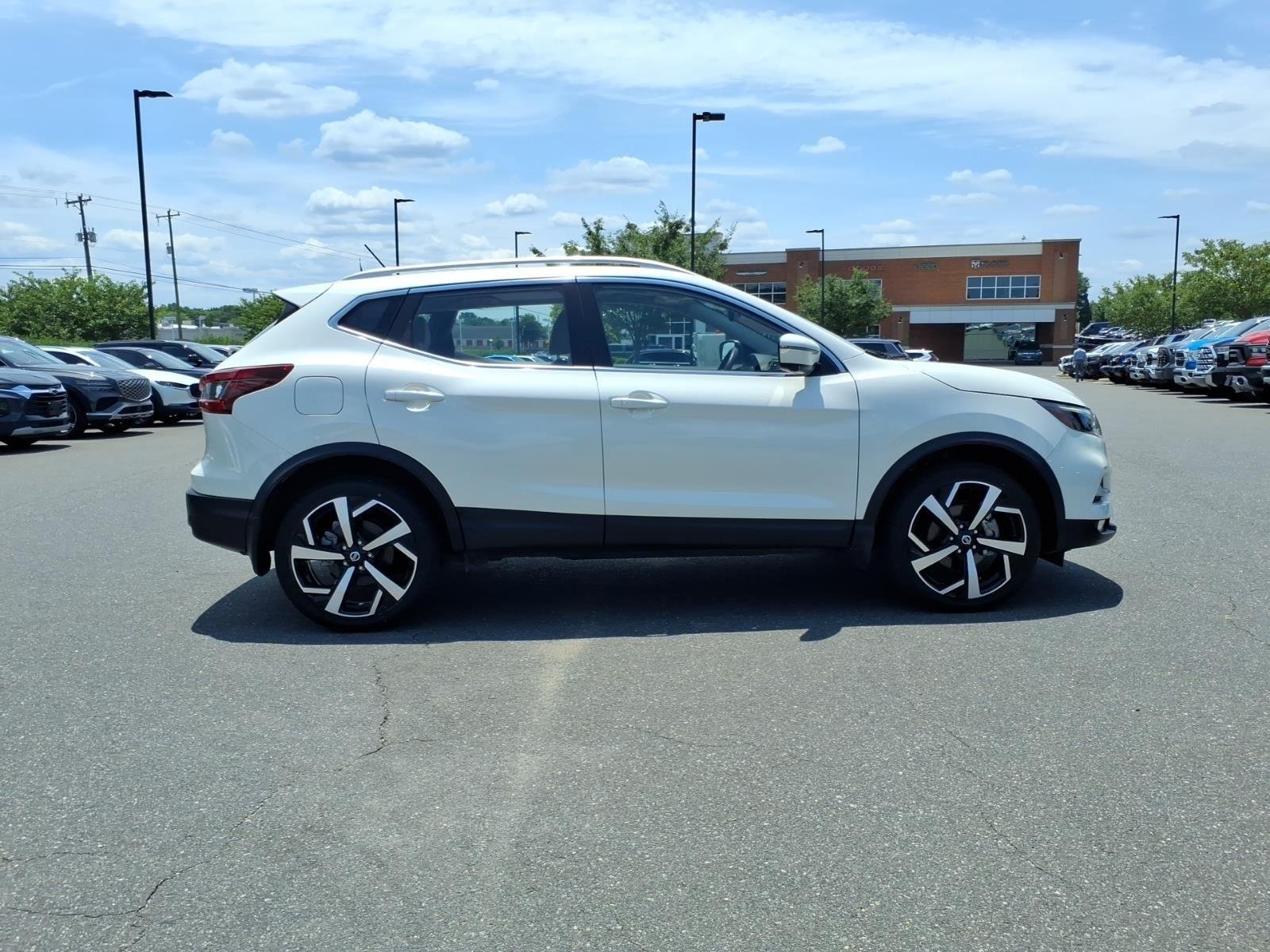 Used 2022 Pearl White Tricoat Nissan SL image 11