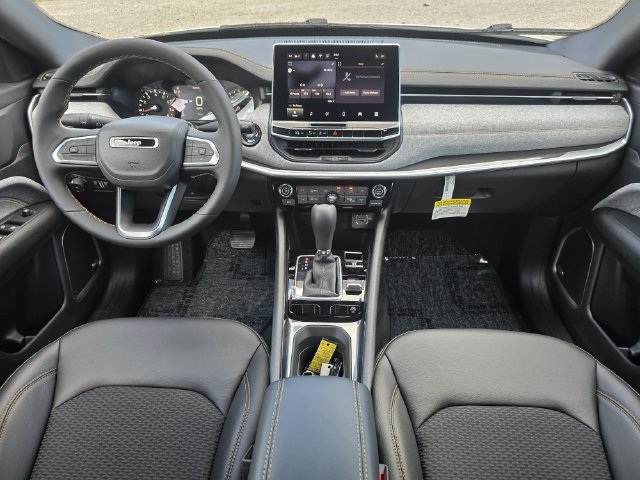 New 2026 Bright White Clear-Coat Exterior Paint Jeep Latitude image 9