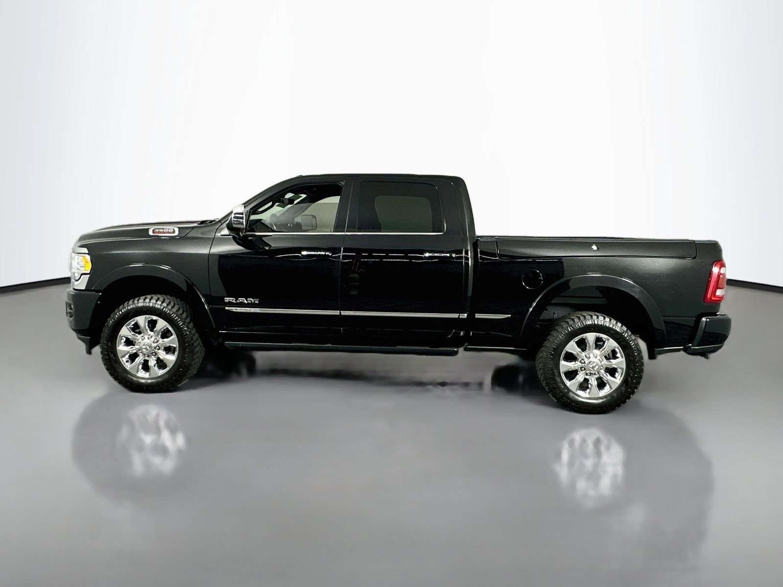 Used 2019 Diamond Black Crystal Pearlcoat Ram Limited image 3
