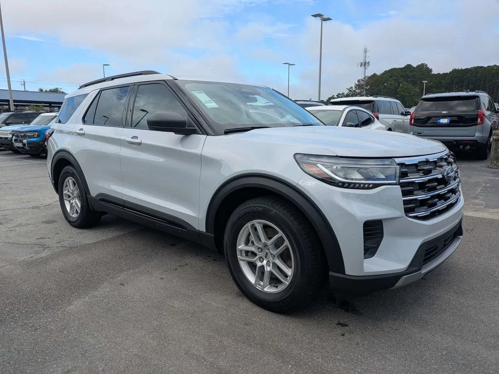 New 2026 Space White Metallic Ford Active image 2