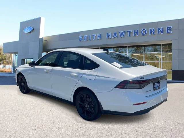 Certified Used 2025 Platinum White Pearl Honda SE image 4