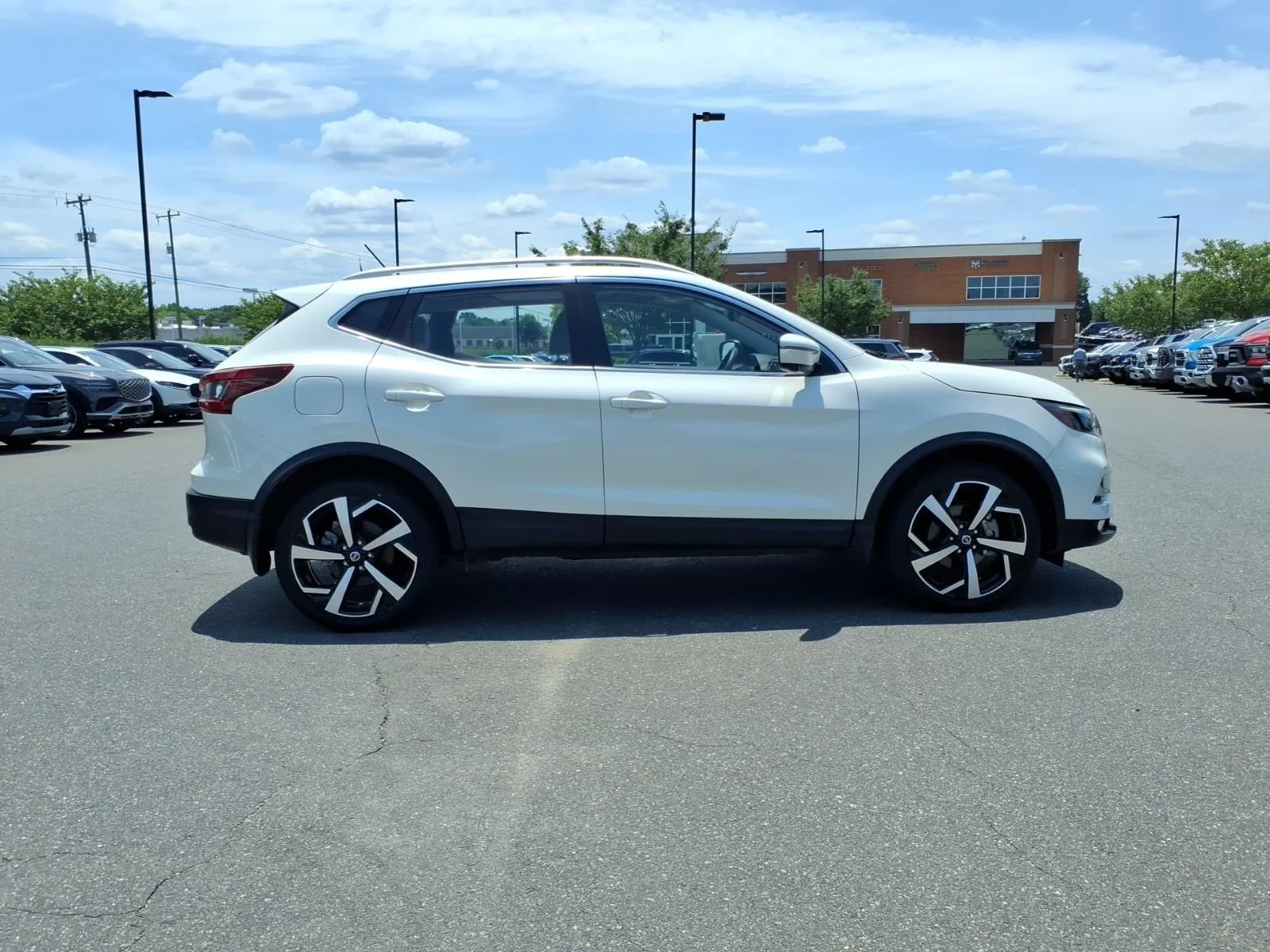 Used 2022 Pearl White Tricoat Nissan SL image 11