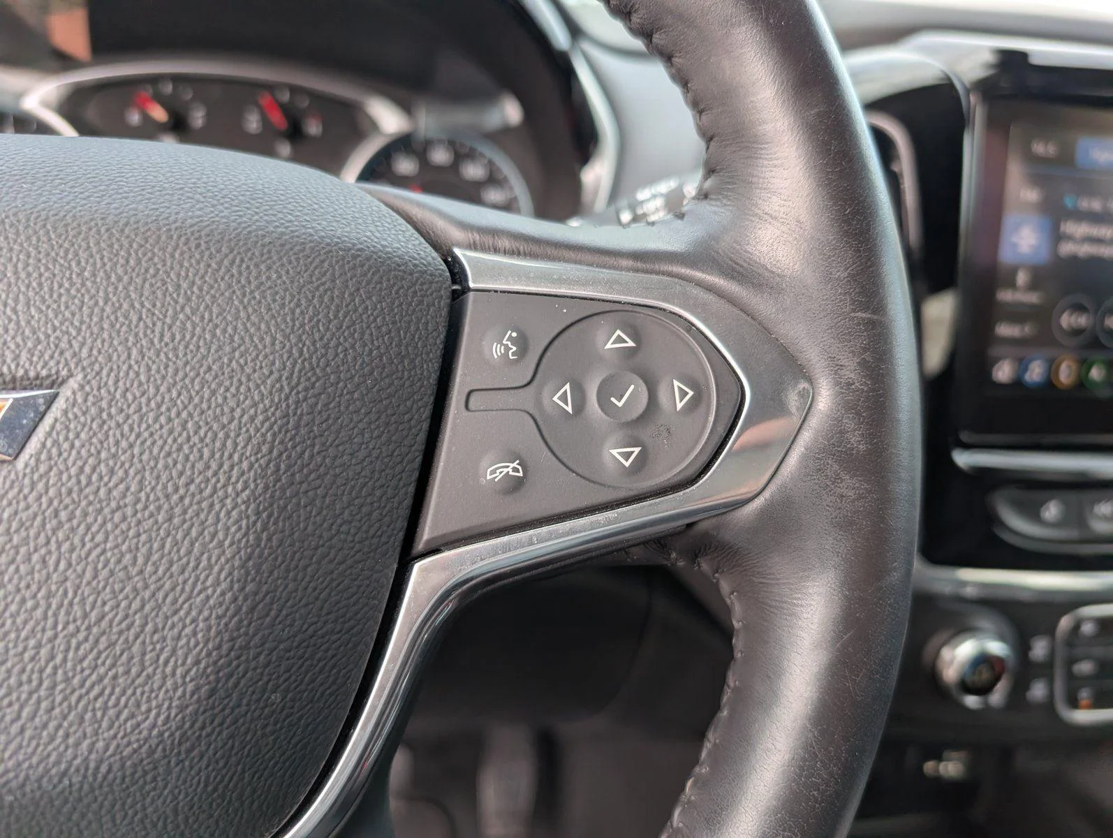 Used 2020 IRIDESCENT PEARL TRICOAT Chevrolet LT Leather image 25