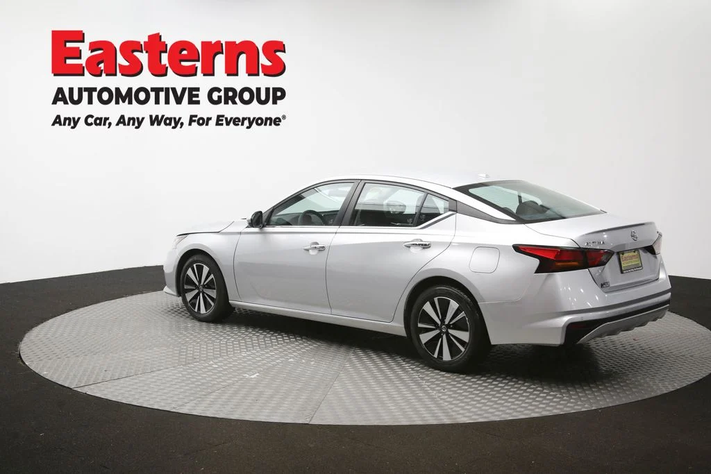 Used 2022 Silver Nissan 2.5 SV image 63