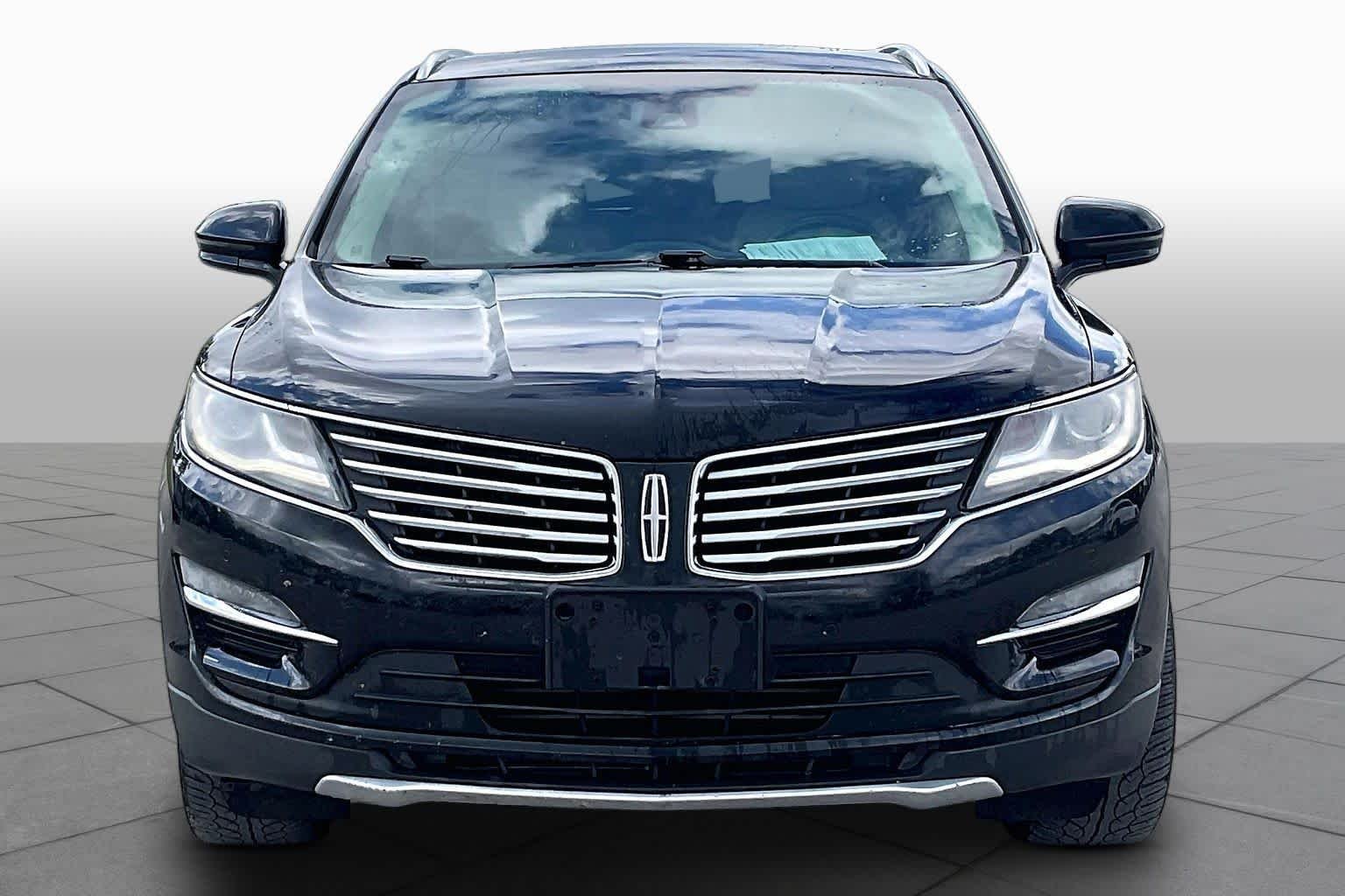 Used 2017 Diamond Black Metallic Lincoln Reserve image 4