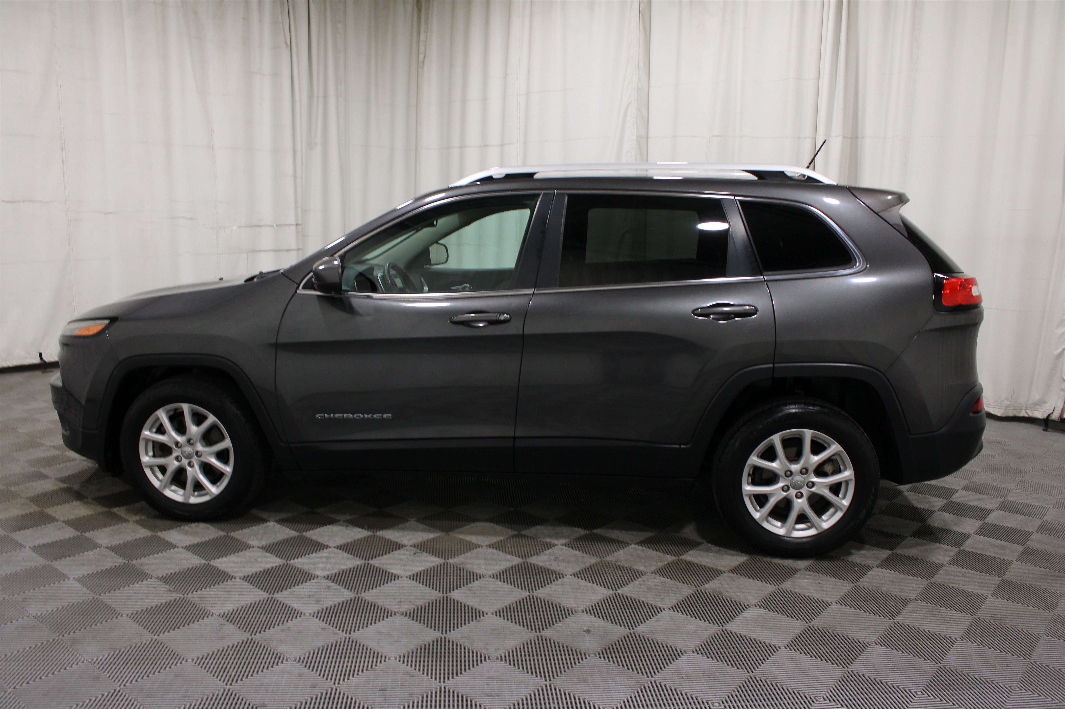 Used 2015 Granite Crystal Metallic Clearcoat Jeep Latitude image 30