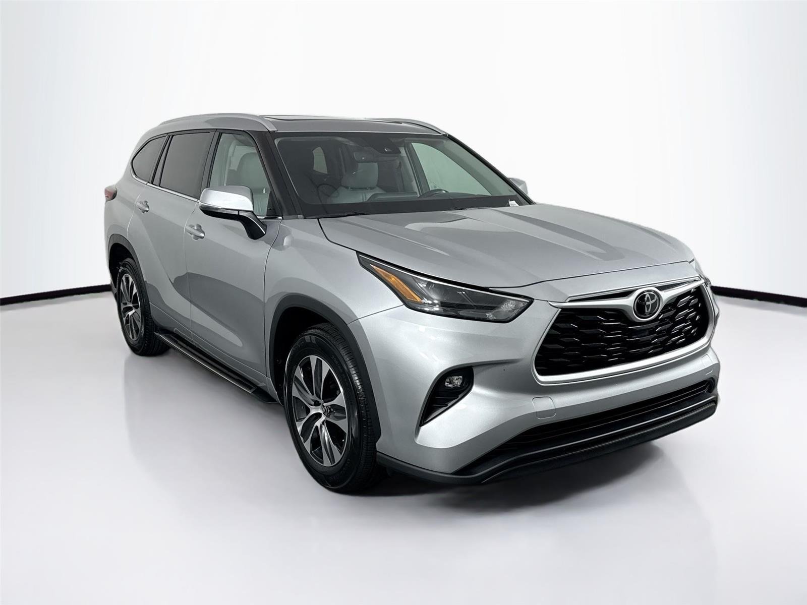 Used 2022 Celestial Silver Metallic Toyota XLE image 9