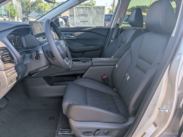 New 2026 Champagne Silver Metallic / Super Black Two-tone Nissan Platinum image 19