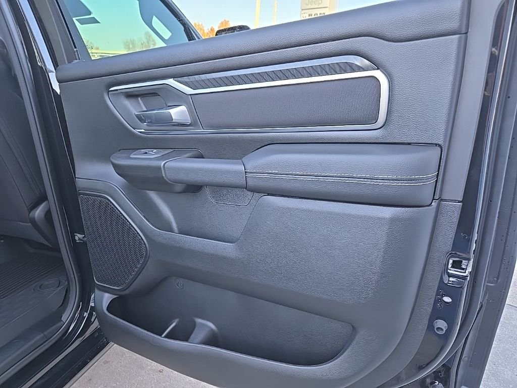 New 2026 Diamond Black Crystal Pearl-Coat Exterior Paint RAM Big Horn/Lone Star image 90