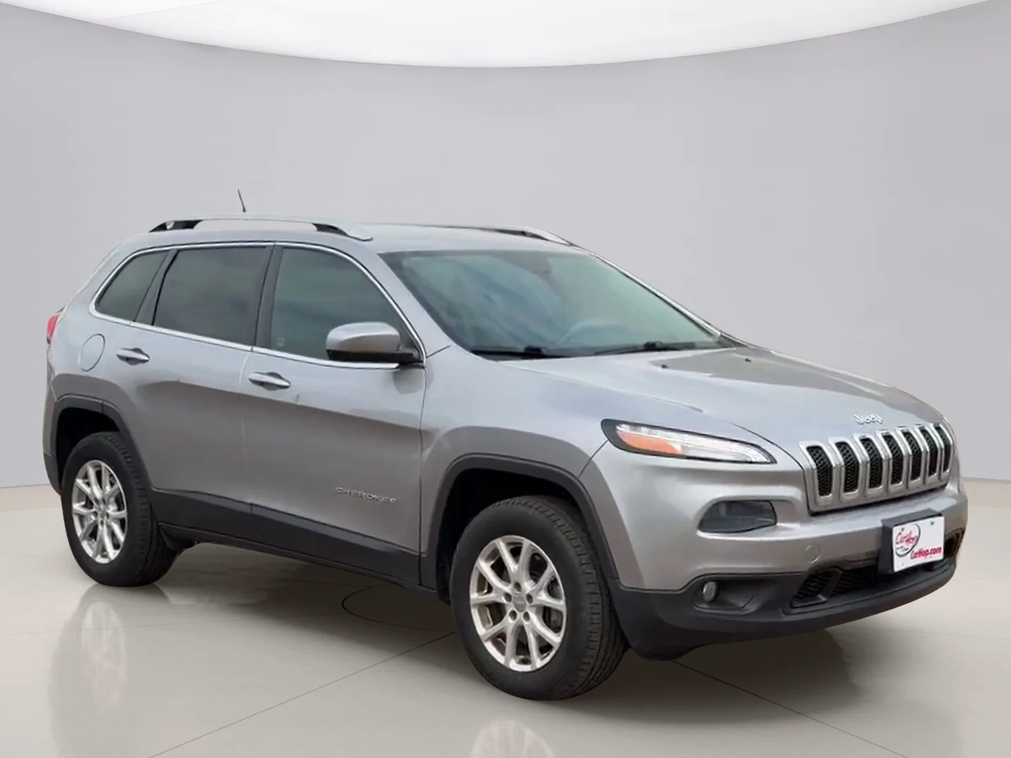 Used 2018 Silver Jeep LATITUDE image 7