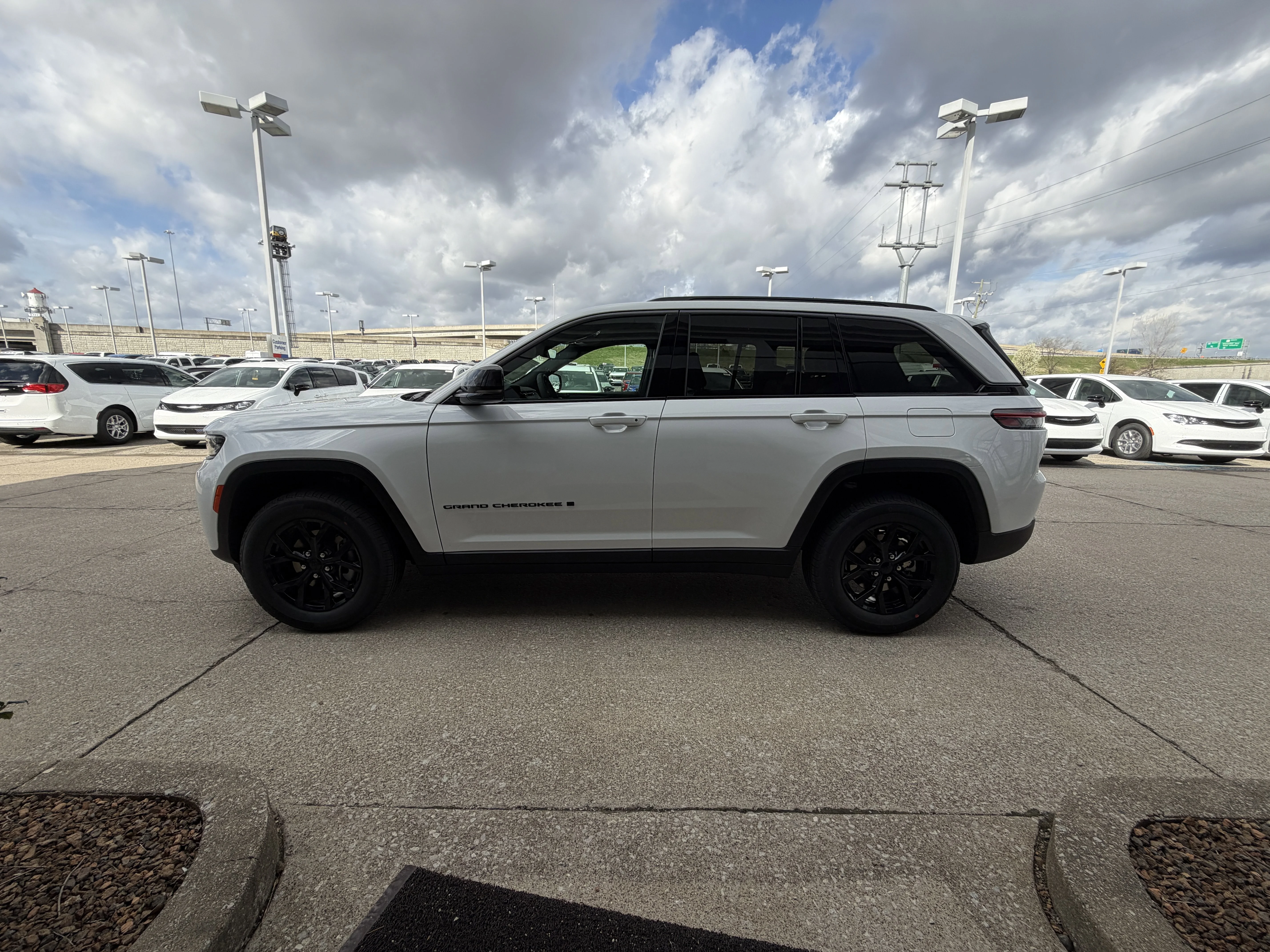 New 2026 Bright White Clear-Coat Exterior Paint Jeep Altitude image 16