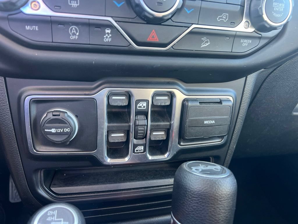 Used 2020 Bright White Clearcoat Jeep Unlimited Sahara image 27