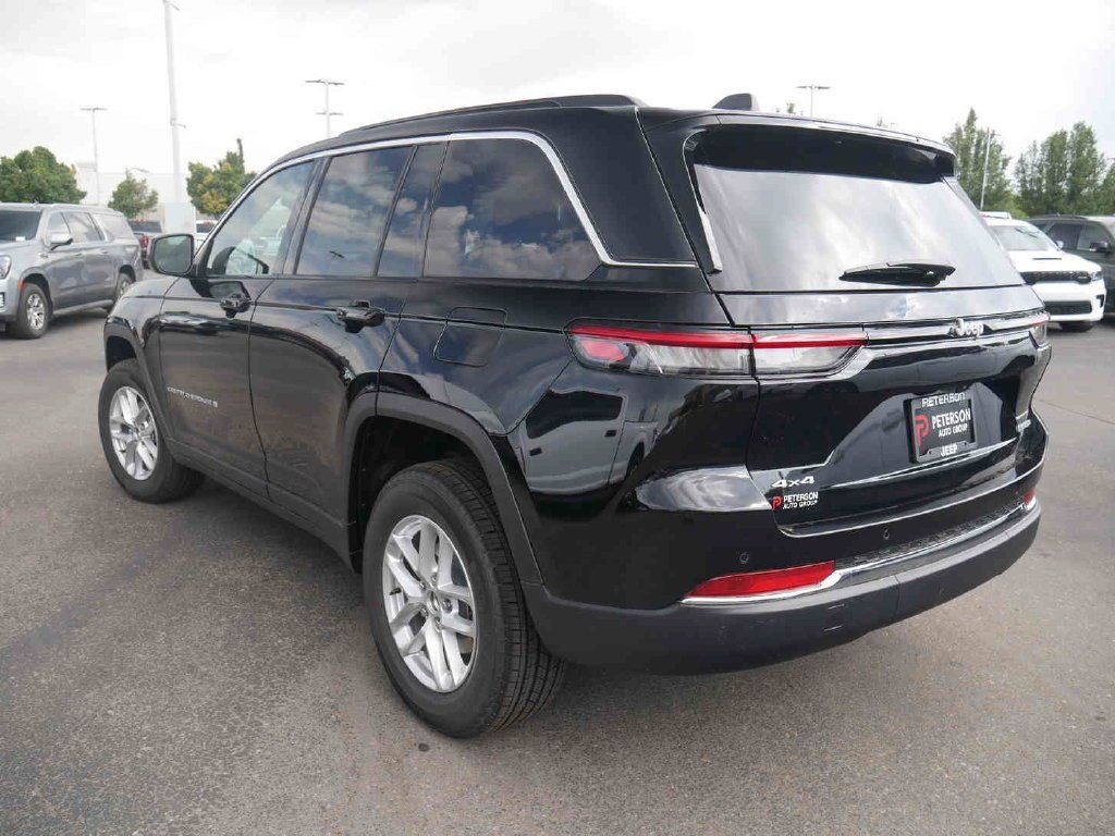 New 2026 Diamond Black Crystal Pearl-Coat Exterior Paint Jeep Laredo X image 18