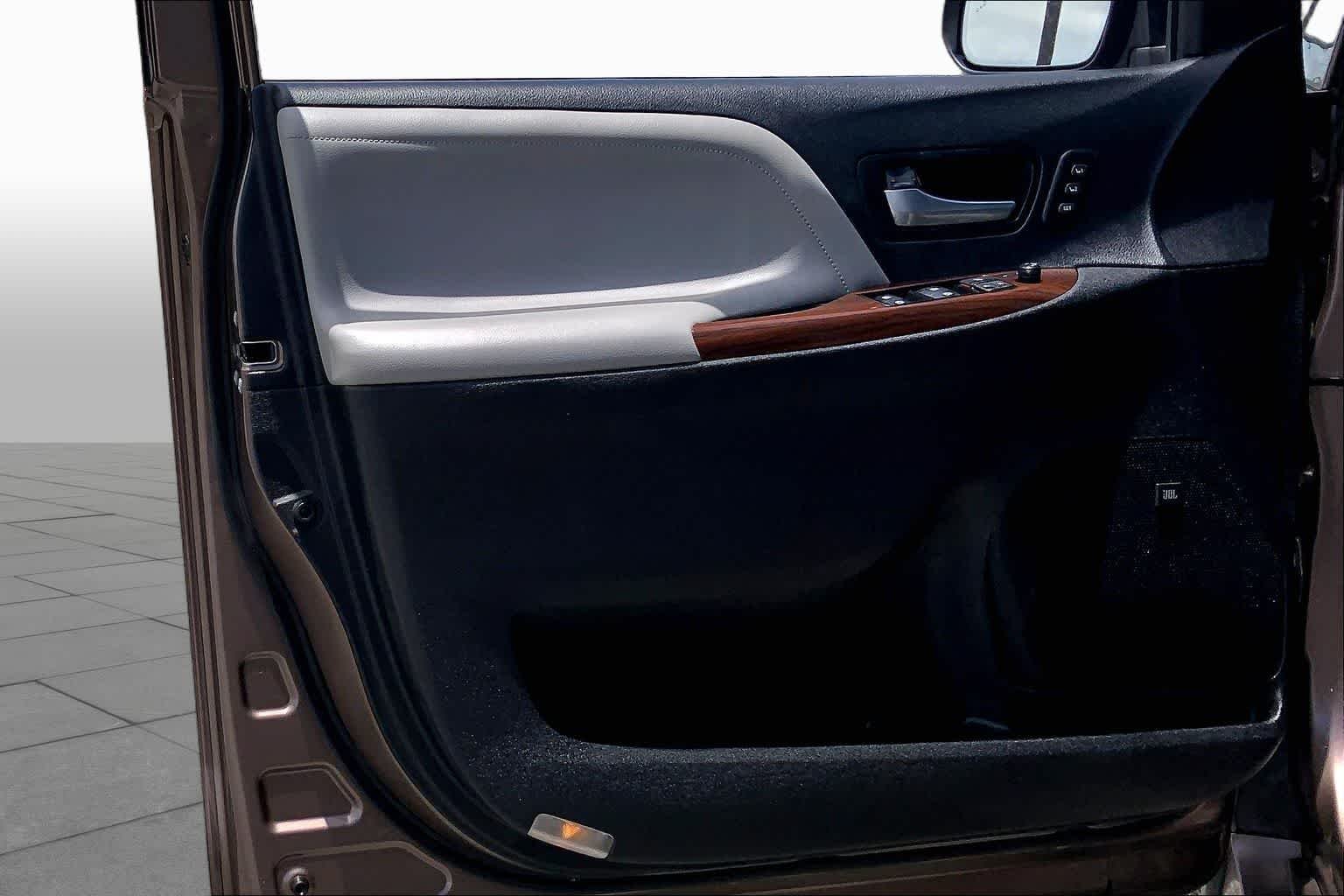Used 2018 Toasted Walnut Pearl Toyota Limited image 21