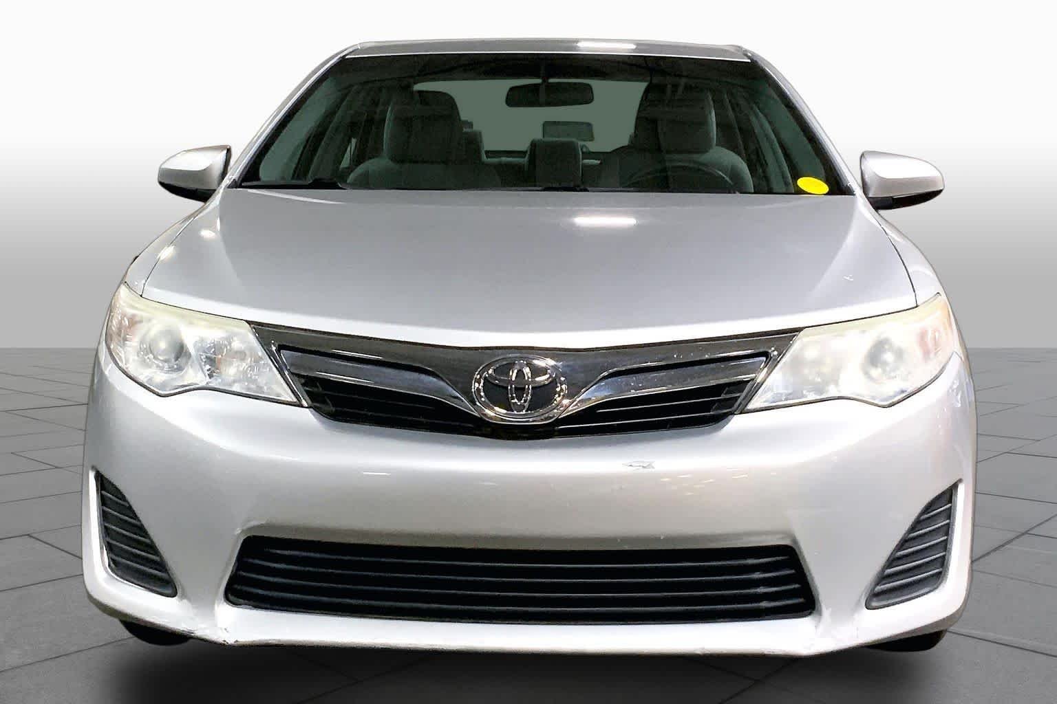 Used 2014 Classic Silver Metallic Toyota LE image 4