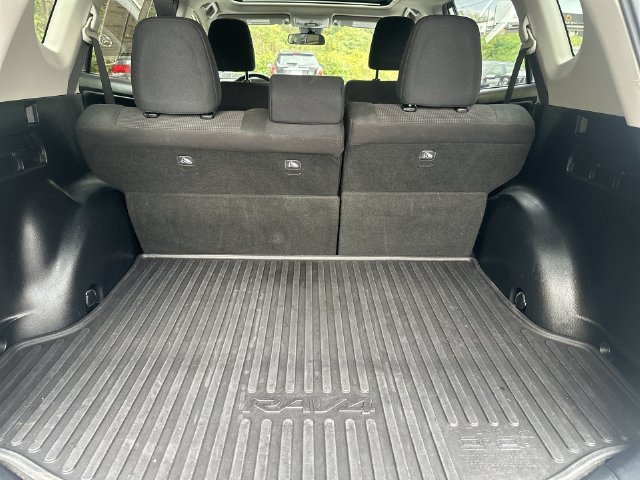 Used 2018 White Toyota XLE image 31