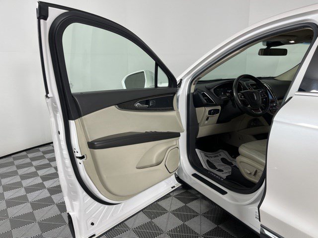 Used 2019 White Platinum Clearcoat Metallic Lincoln Select image 13