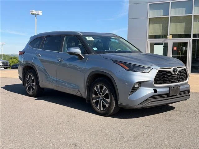 Used 2023 Moon Dust Toyota XLE image 7