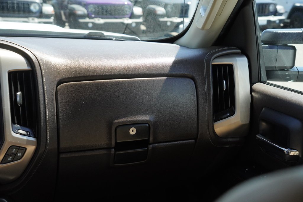 Used 2018 White GMC Denali image 36