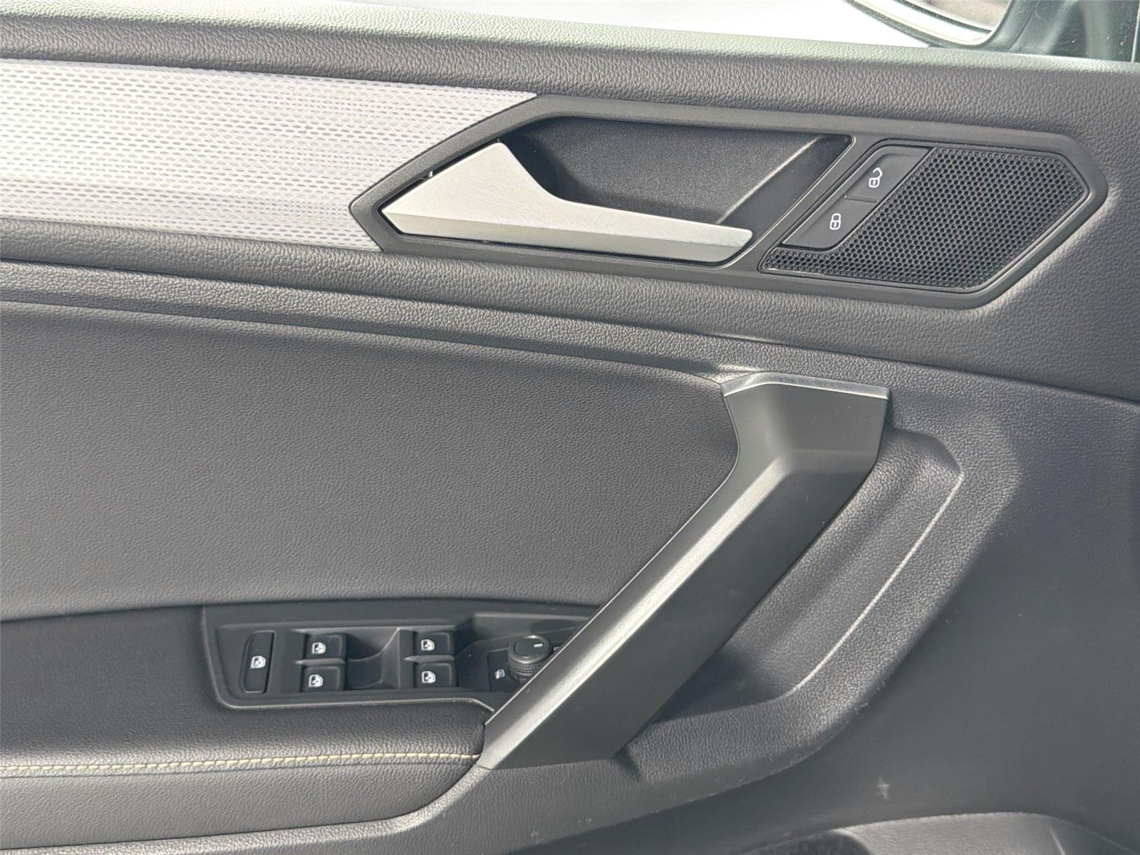 Used 2022  Volkswagen S image 17