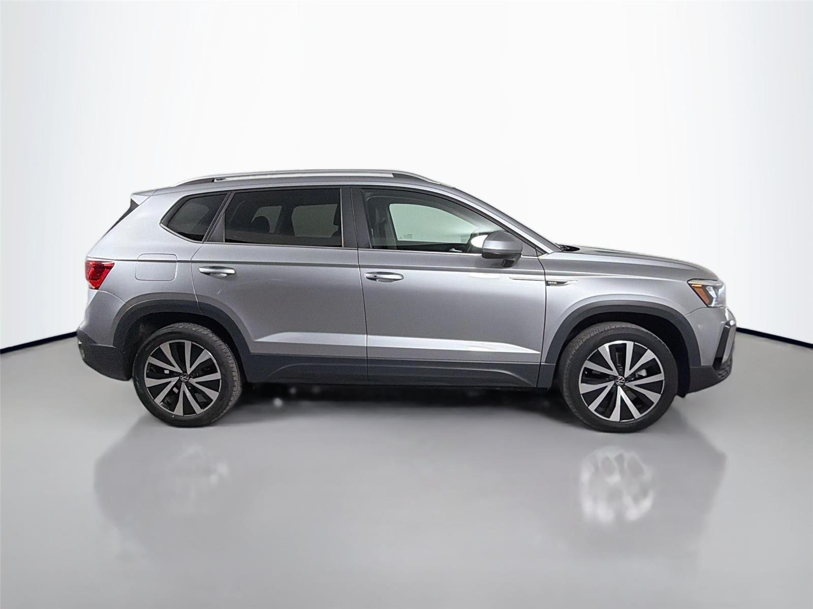 Used 2023 Pyrite Silver Metallic Volkswagen SE image 5