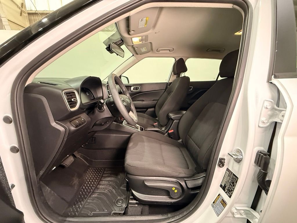 Used 2023 White Hyundai SE image 17