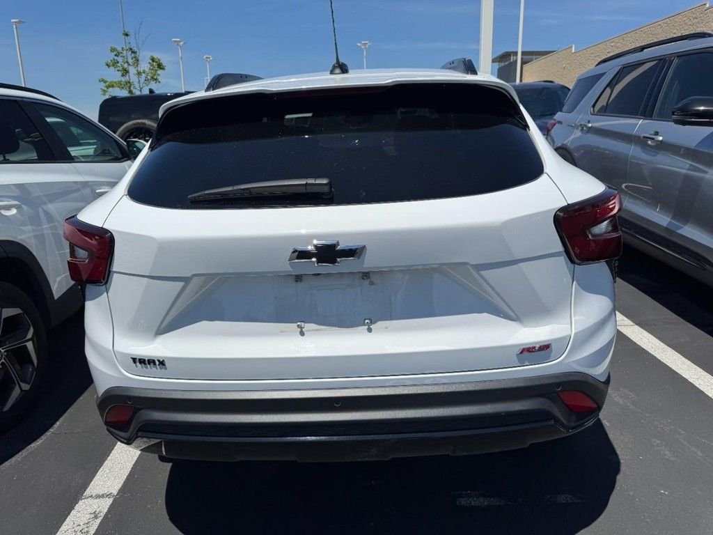 Used 2025 Summit White Chevrolet 2RS image 3
