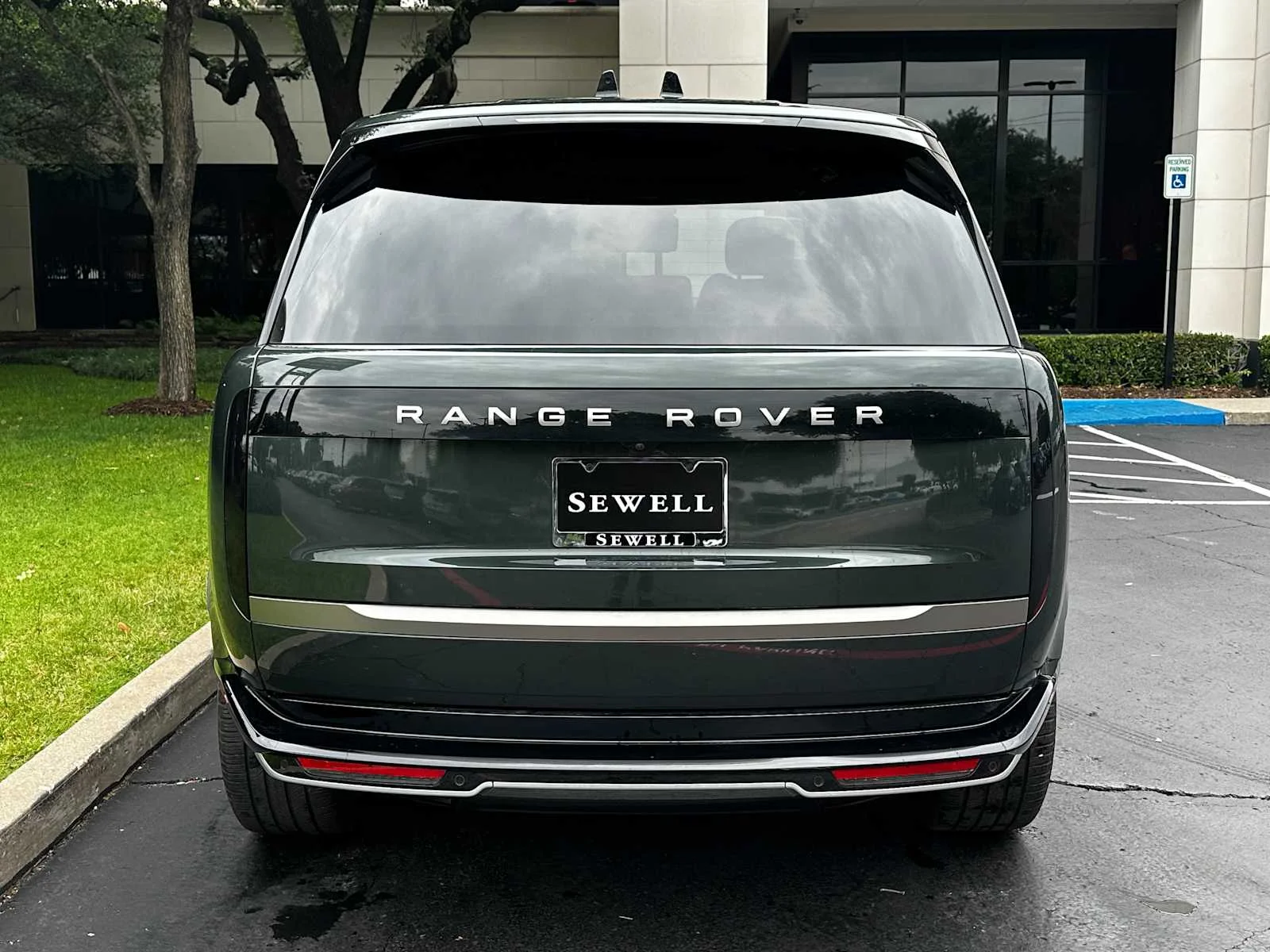 Used 2024  Land Rover SE image 3