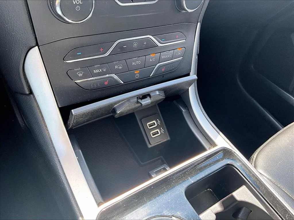 Used 2019 Black Ford SEL image 31