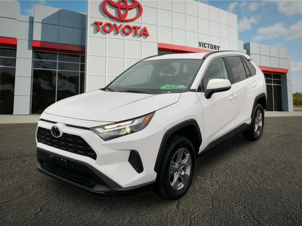 Used 2025 White Toyota XLE image 7
