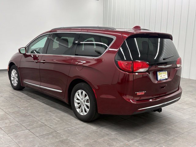 Used 2017 Red Chrysler Touring L image 4