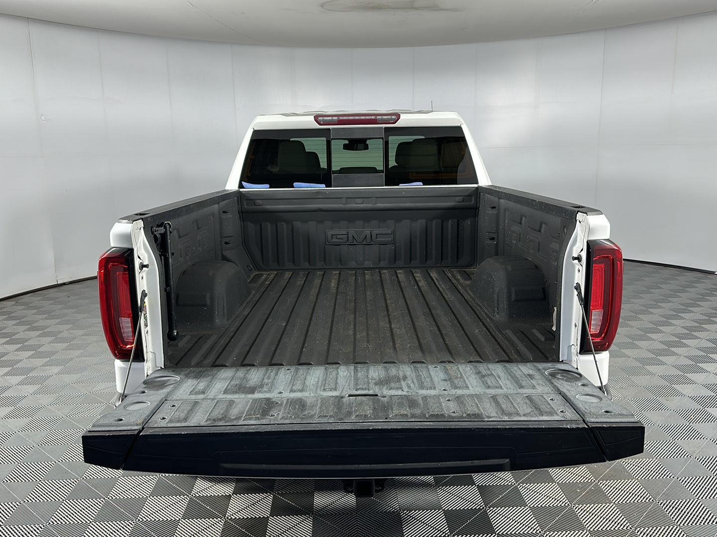 Used 2022 White Frost Tricoat GMC SLT image 7