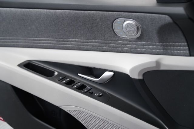 2025 Hyundai Elantra Limited - Photo 22