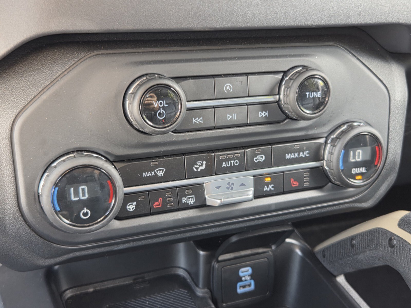 Used 2025 Velocity Blue Metallic Ford Badlands image 27