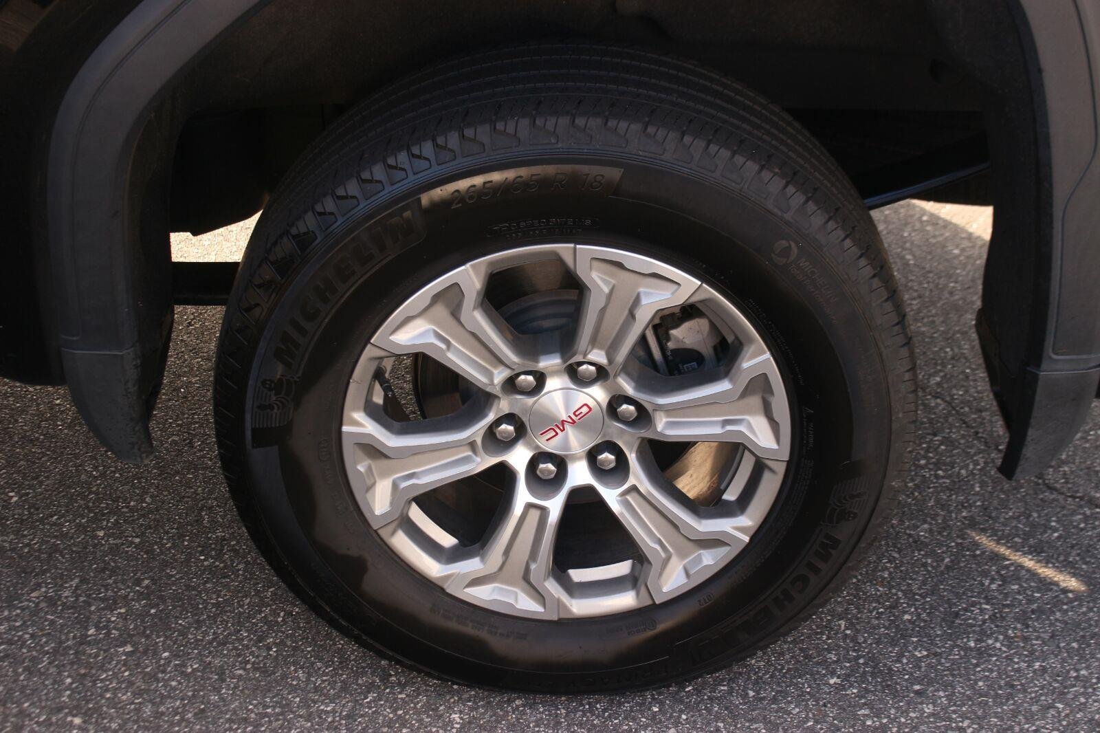 Used 2025 Onyx Black GMC SLT image 40
