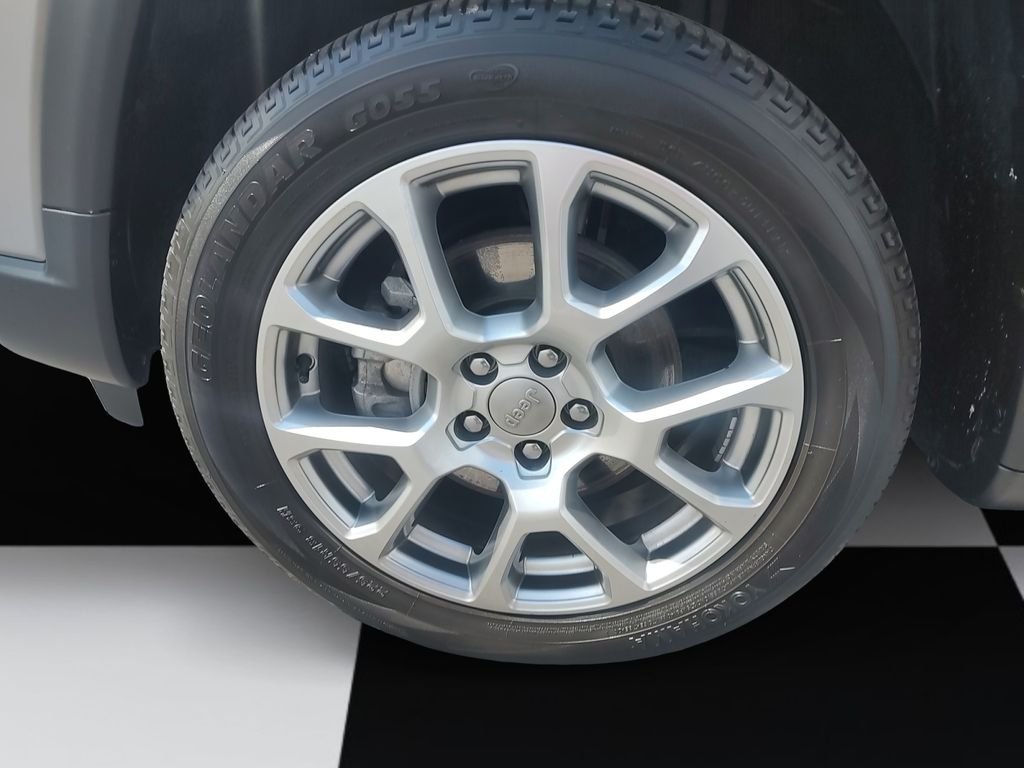 Used 2022 Silver Jeep Latitude Lux image 14