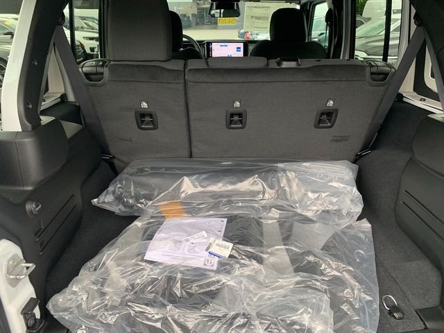 New 2026 Bright White Clear-Coat Exterior Paint Jeep Sahara image 4