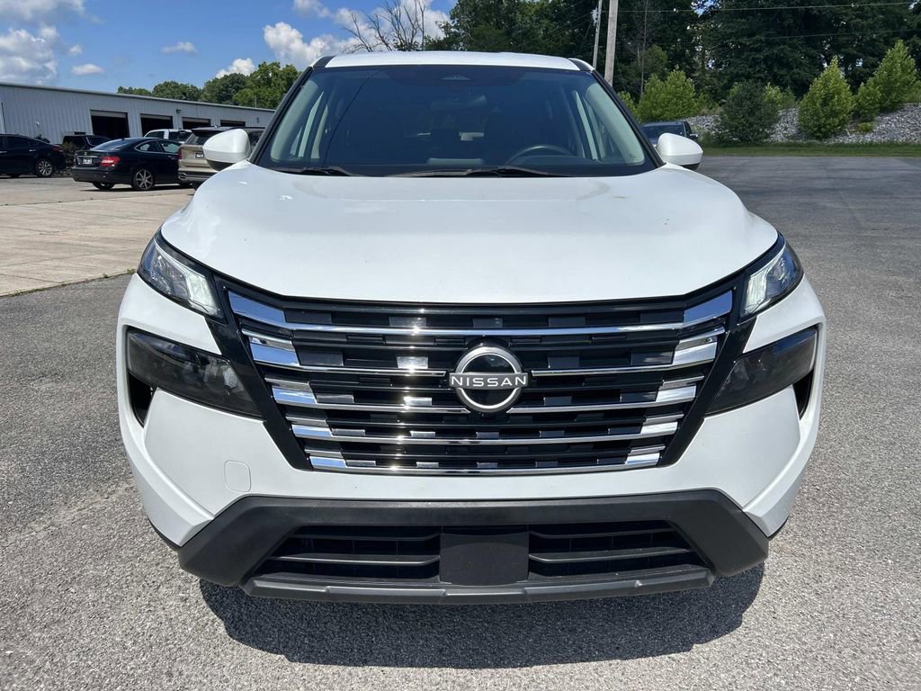 Used 2024 Everest White Pea Nissan SV image 9