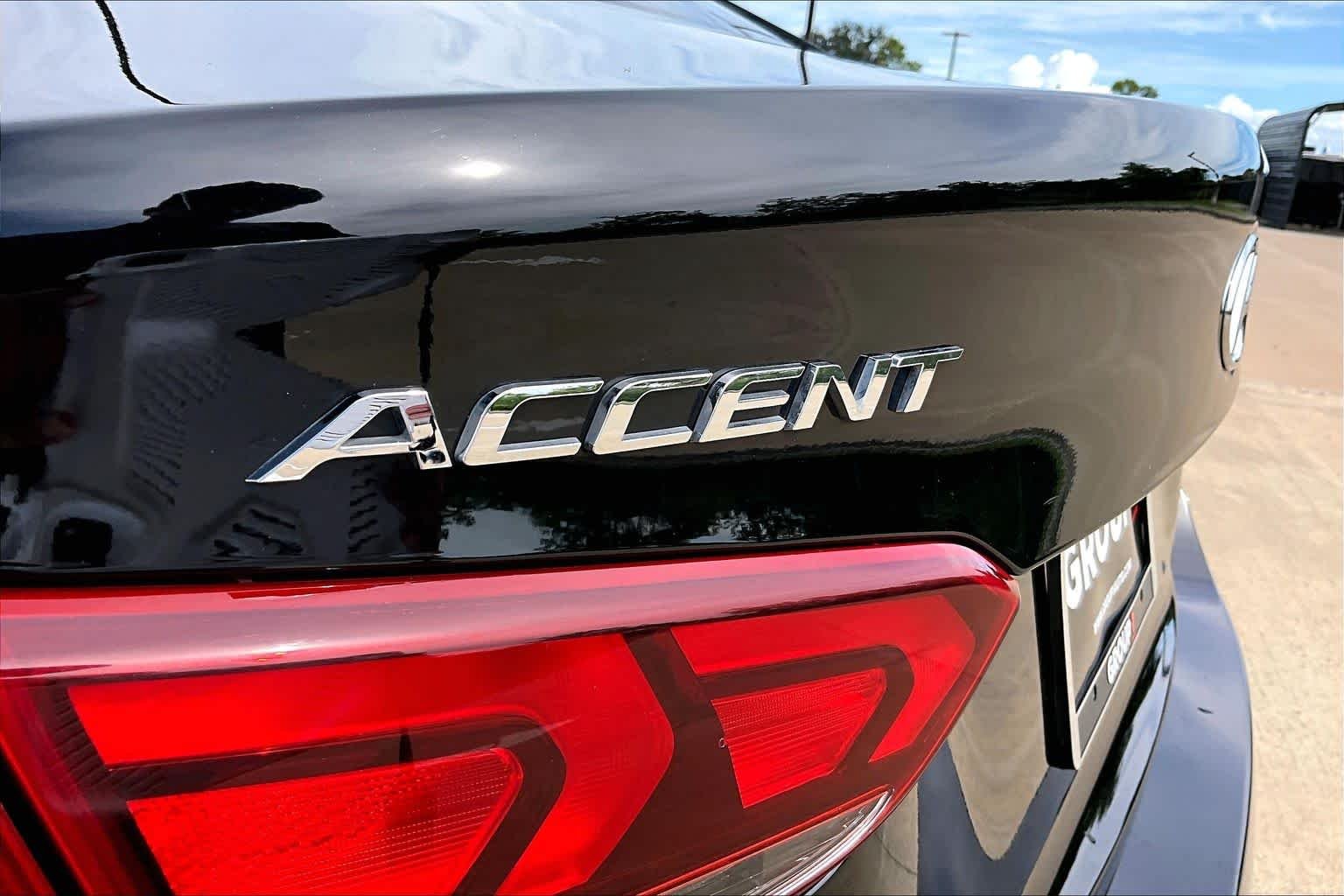 Used 2021 Absolute Black Hyundai SE image 31