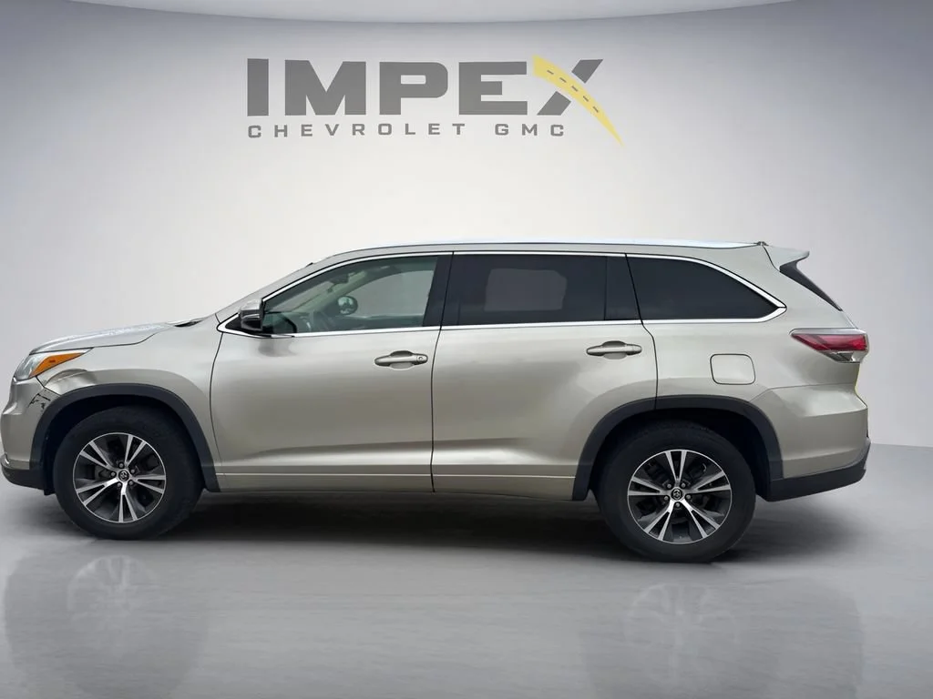 Used 2016  Toyota XLE image 2
