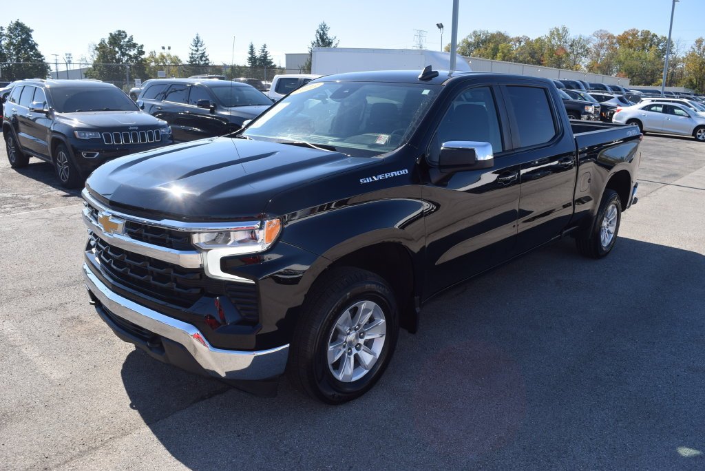 Used 2023 BLACK Chevrolet LT image 3
