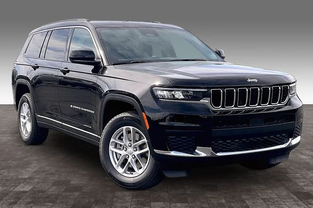 New 2026 Diamond Black Crystal Pearl-Coat Exterior Paint Jeep Laredo image 2