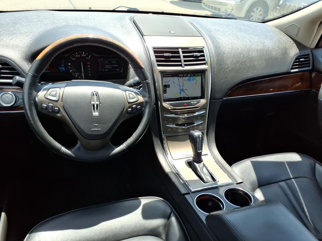 Used 2015 White Lincoln Base image 5