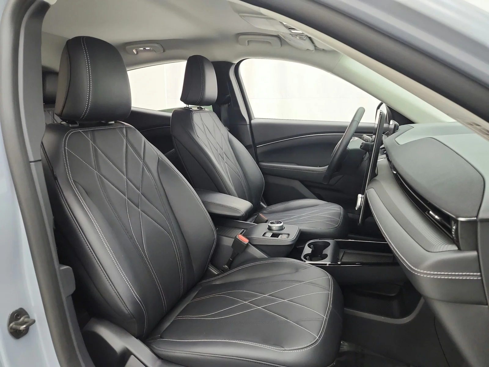 Used 2024 Glacier Gray Metallic TriCoat Ford Select image 19