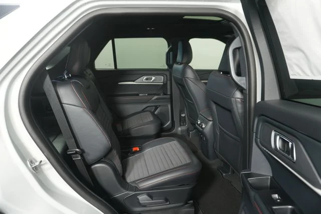 New 2027 Avalanche Gray Ford ST-Line image 33