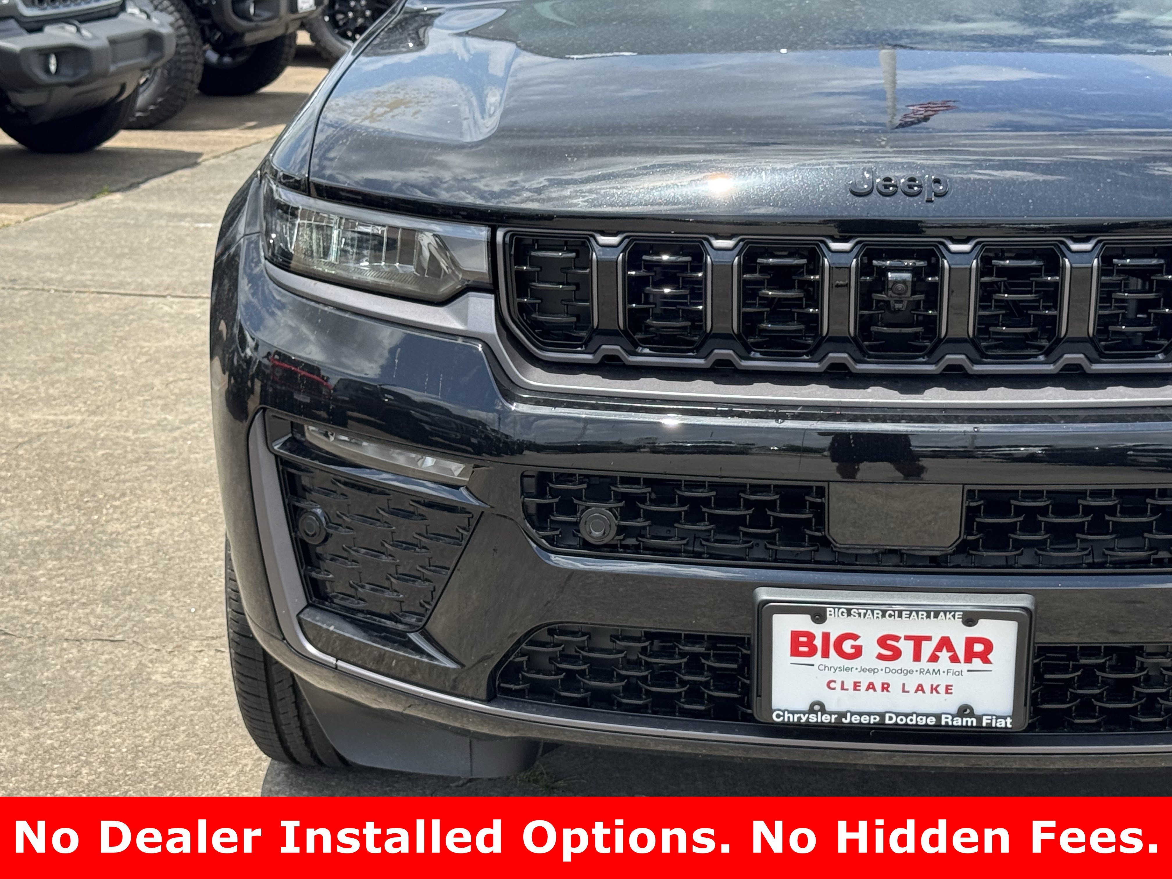 New 2026 Diamond Black Crystal Pearl-Coat Exterior Paint Jeep Limited Reserve image 5