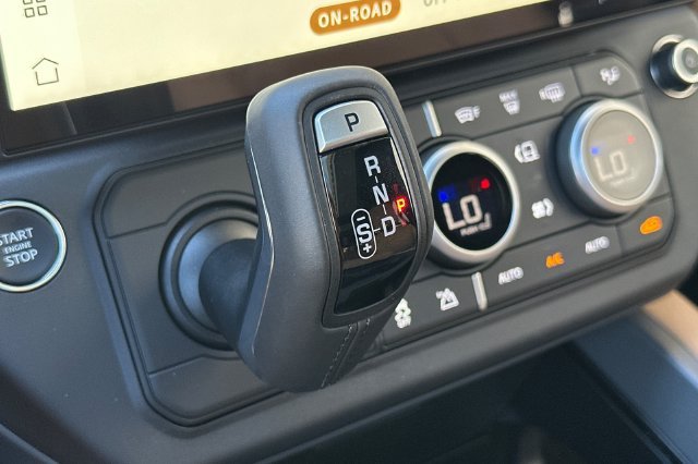 New 2026 Woolstone Green Land Rover X-Dynamic SE image 20