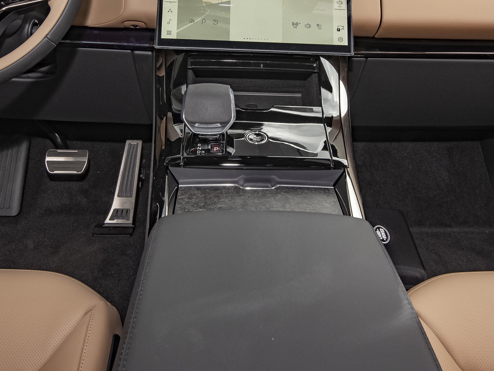 New 2026 Santorini Black Land Rover Dynamic SE image 26